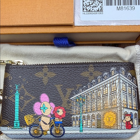 Louis Vuitton Christmas/Holiday Vivienne
Animation Key Cles Pouch- Paris - Picture 2 of 10